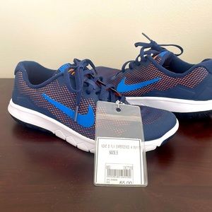 Size 5 boys Nike Flex New with Tags
